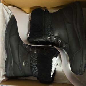 Like New! UGG Adirondack Women's Boot  Snow Leopard 9.5